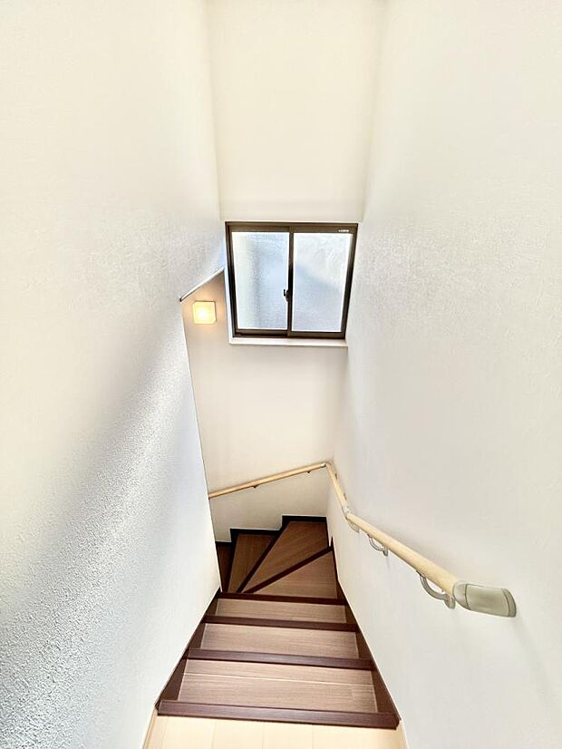 【RF済】2階から見た階段の写真です。暖かい光が差し込むよう窓付きになっております。