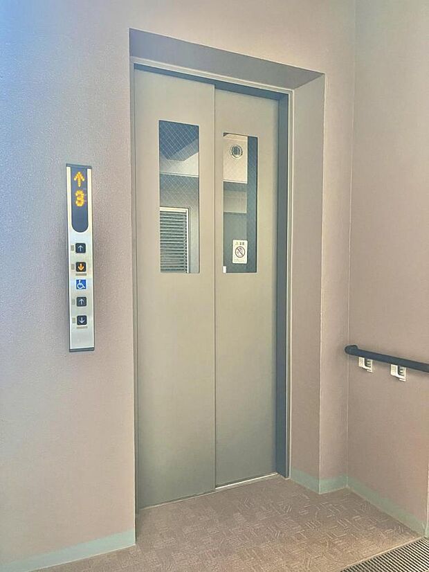 【エレベータ】モニター付きのエレベータで安心ですね。