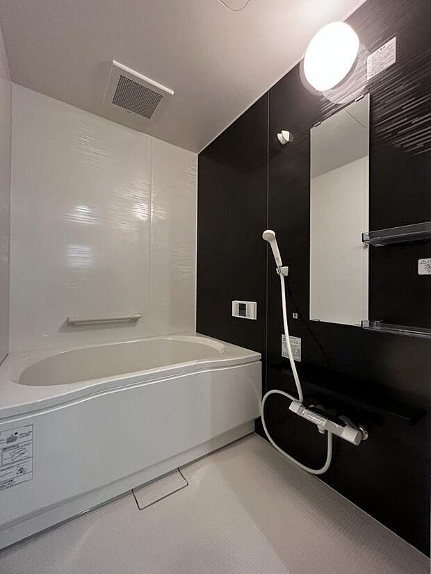 【リフォーム済】浴室は新品のハウステック製ユニットバスに交換しております。毎日使うお風呂が新品ですと清潔感があり気持ちが良いですね。
