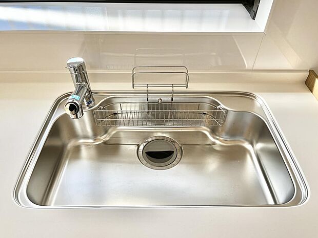 【同仕様写真】新品キッチンのシンクは、大きな鍋も洗いやすいセンターポケット形状。シンクの裏面に振動を軽減する素材を貼ることで、水はね音を抑えた静音設計のシンクです。