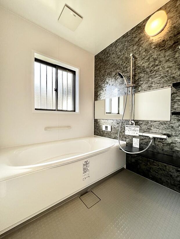 【同仕様写真】浴室は新品のリクシル製ユニットバスに交換。心地よい入浴を可能にした形状の浴槽は安全面を考慮し床に凹凸が付いています。広々1坪タイプでのんびり入浴でき、一日の疲れを癒せますよ。