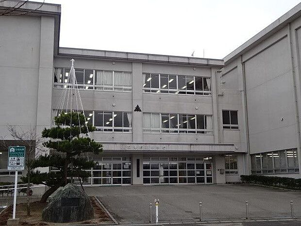 新潟市立新津第二中学校 1090m