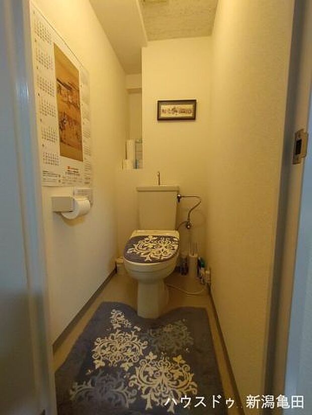 清潔感あふれる白壁トイレは、モダンなデザインと機能性を兼ね備えています。明るい雰囲気で心地よい空間を演出し、快適なトイレタイムを提供します