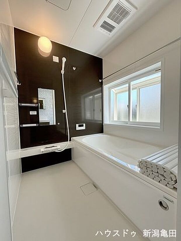 浴室は湿気がこもりやすい場所ですが、窓を開けることで湿気を外に排出することができます。これにより、カビや水垢の発生を抑えることができます。清掃やメンテナンスが簡単です