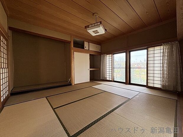 1階和室10帖(3)1面に床の間があります。伝統的な日本の美しさを感じさせる空間で、落ち着いた雰囲気を楽しむことができます