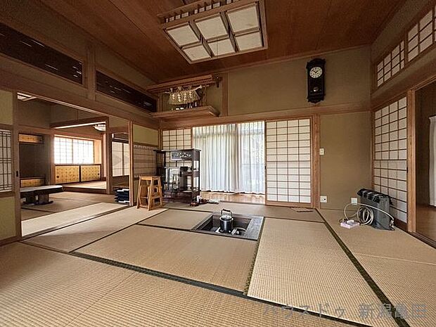 1階和室10帖(1)10帖の和室は広々としており、畳の上で日本の伝統的なくつろぎを味わえます。家族や友人を招いての和やかなひとときに最適です