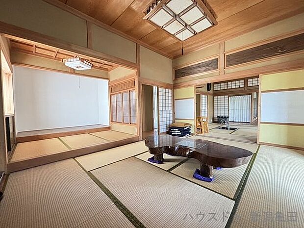 和室3帖の床の間があり、日本の伝統的な美しさが漂います。季節ごとに飾り付けを変えて、季節の移ろいを感じることができます