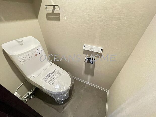 【トイレ】いつでもあたたかく快適な温水洗浄機能付きのトイレです。白を基調としており、清潔感溢れる空間です♪