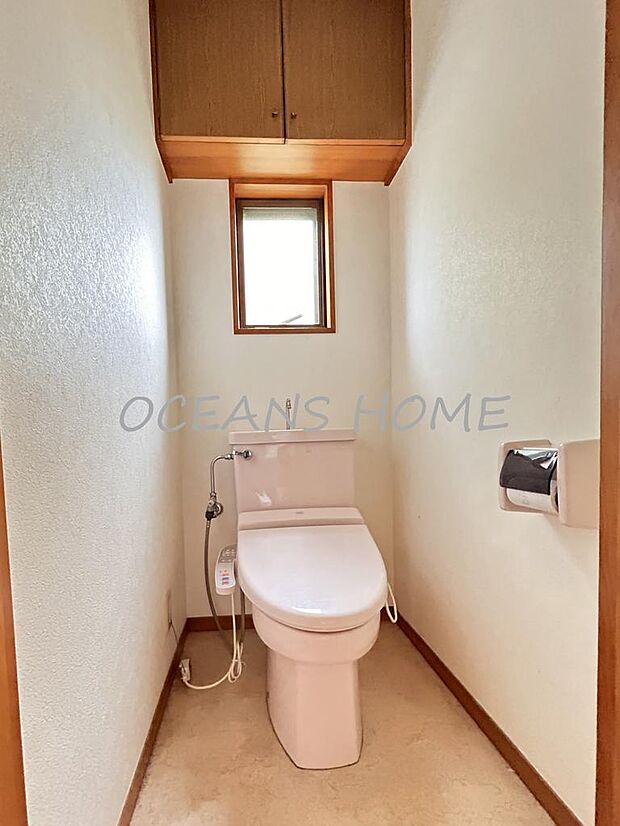 【1階】いつでもあたたかく快適な温水洗浄機能付きのトイレです。扉付きの棚も完備しております◎