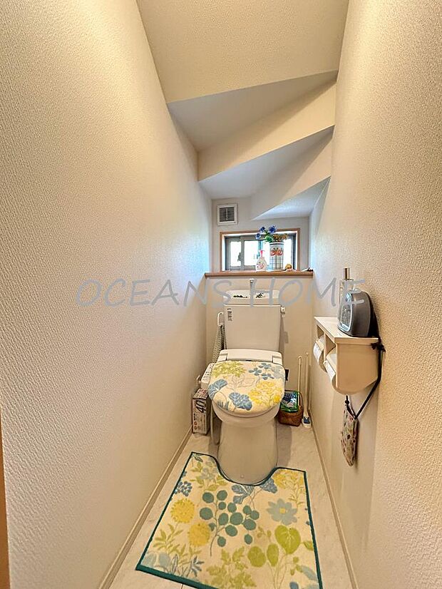 【1階・トイレ】快適な温水洗浄機能付きのトイレです。白を基調としており、清潔感溢れる空間です♪