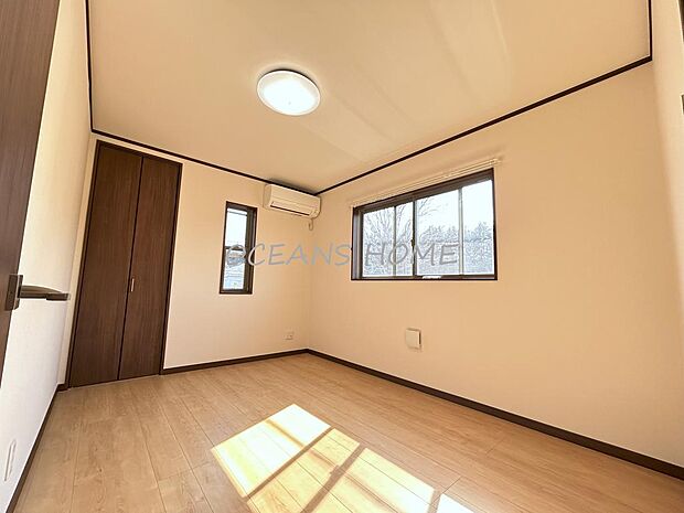【2階南西側6帖洋室】各部屋に収納が完備されているため、居住空間をより広くお使いいただけます♪