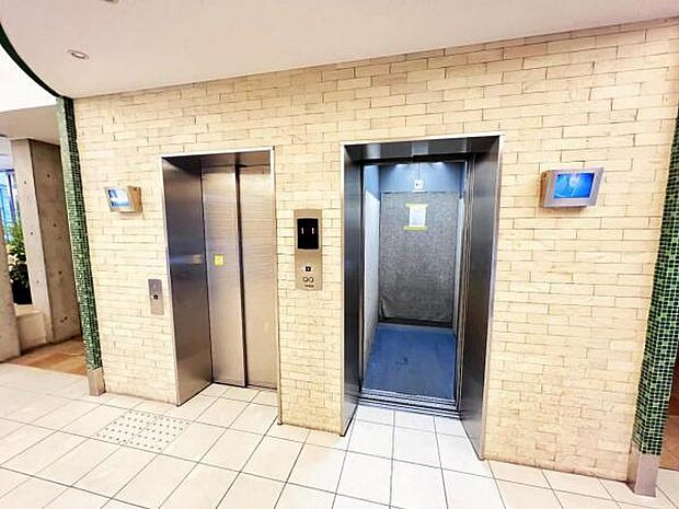 エレベーターは2基ございますので、朝の忙しい時間もスムーズに移動できます。