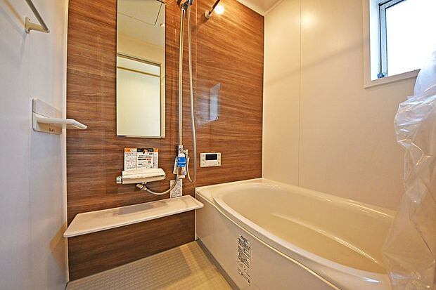 ご家族との憩いの場として、一日の疲れを癒す場として、ゆったりくつろげる綺麗で清潔感のある色味の浴室。