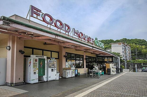 スーパー 740m OONOYA菅田店(野菜やお肉も取り扱っており、その他の商品もお得に購入することができます！)