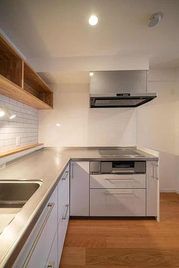 LDK14.5帖キッチンはL字型で広々！上部には造作棚があります！