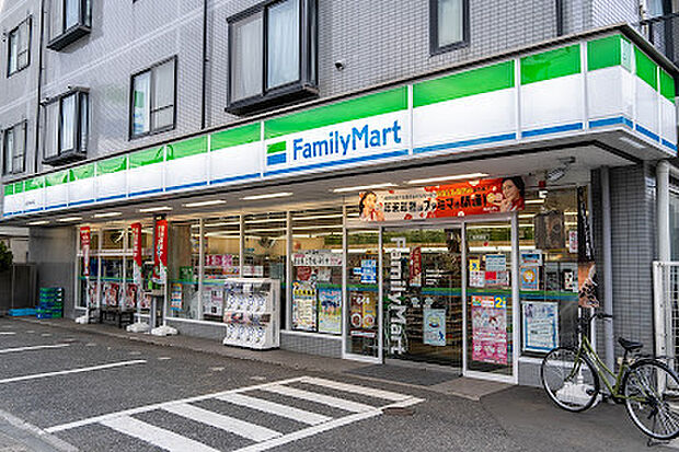 ファミリーマート 小金井桜町店　徒歩１分
