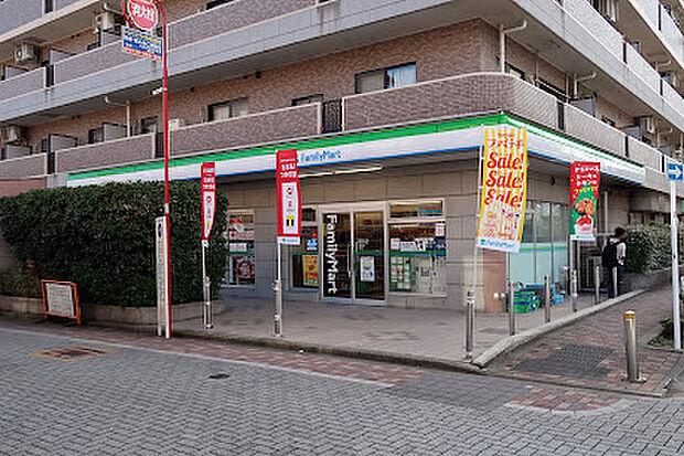 ファミリーマート 是政五丁目店　徒歩１分