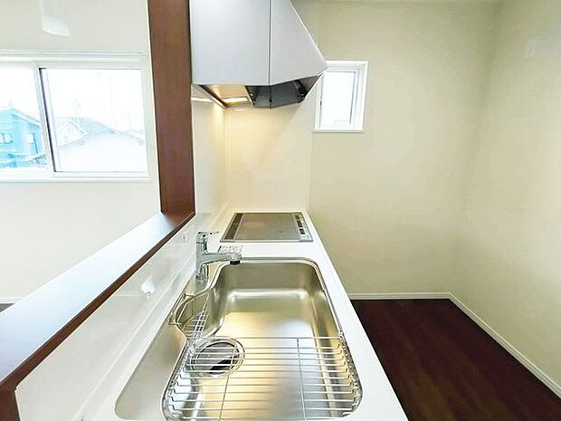 コンパクトなキッチンですが、食器収納や調理家電などすぐ手に届く位置で、機能的にお使いいただけます。