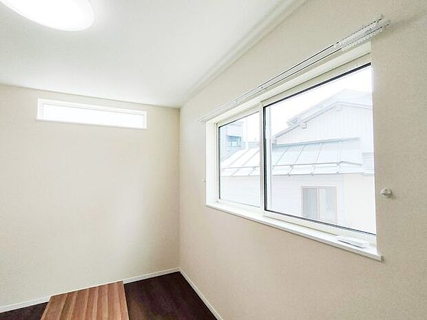 1階寝室（5.75帖）駐車場側の窓は高い位置にあり、プライバシーに配慮されています。