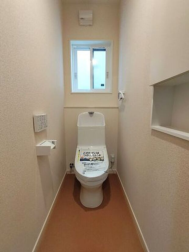 1階トイレ。2階にもトイレがあり、忙しい時間にも便利ですね！