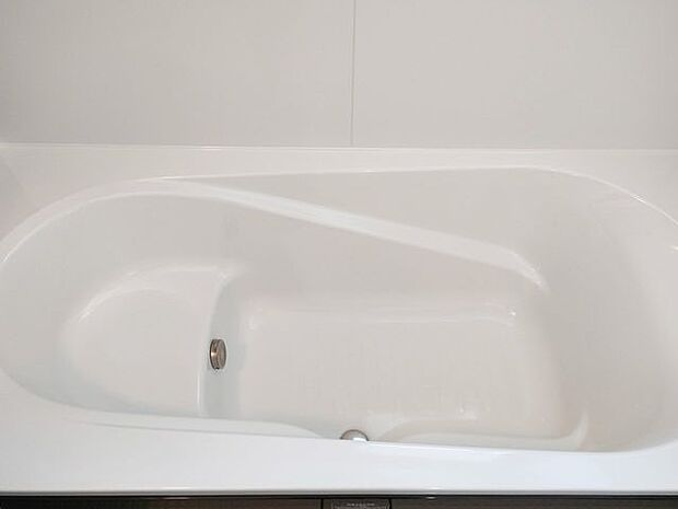 バスタブはベンチのあるタイプ。お子さんとの入浴や半身浴にもオススメ♪節水効果もあります。