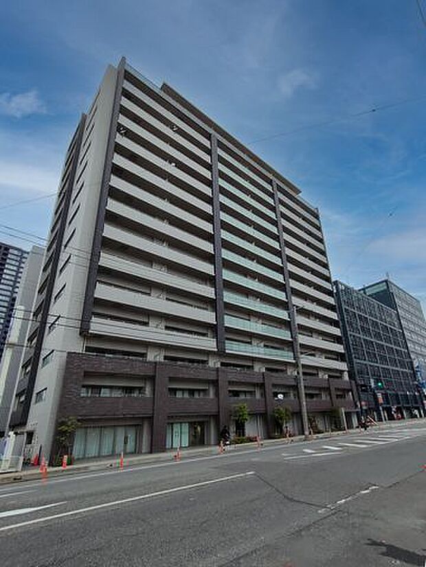 新潟駅徒歩4分、2018年築の15階建てマンション。