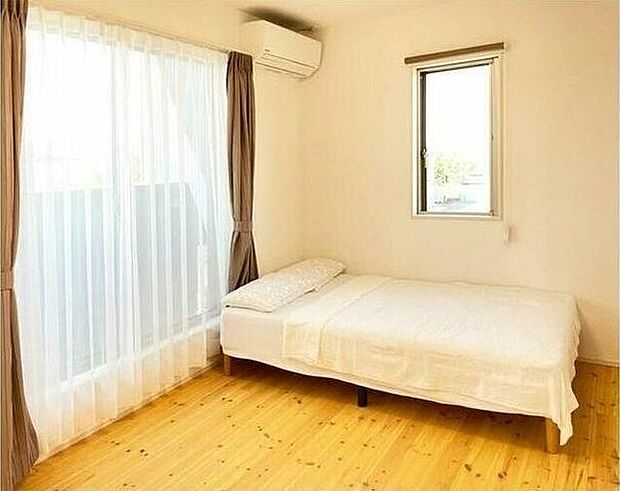 白を基調とした明るいお部屋。