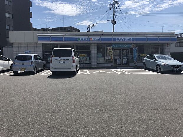 ローソン 熊本健軍町店まで約350ｍ24時間営業角地にあり駐車スぺースもたくさんあります。