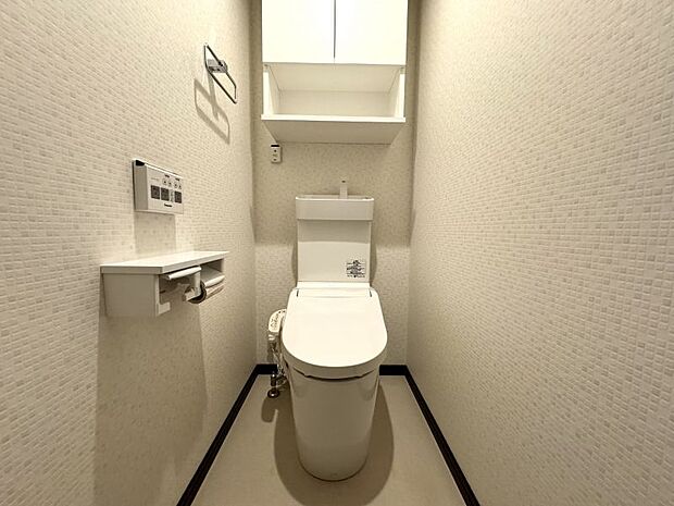 トイレ室にも収納棚がある為、収納スペースも充実しております☆