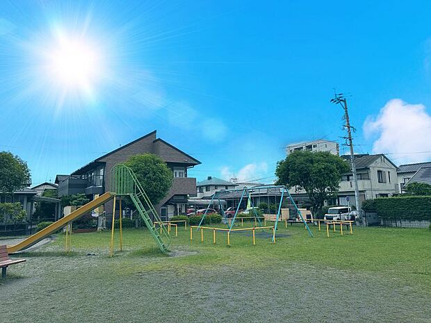 武蔵ケ丘西公園まで約500ｍ　休憩スペースや水飲み場があります。