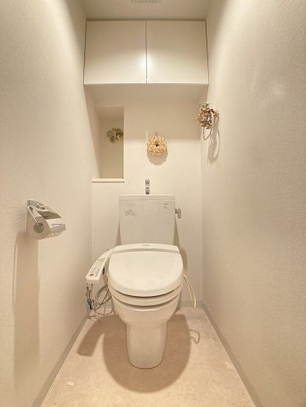 上部収納や飾り棚でお好みの飾りつけができる、温水洗浄器付暖房便座が付いたトイレです♪
