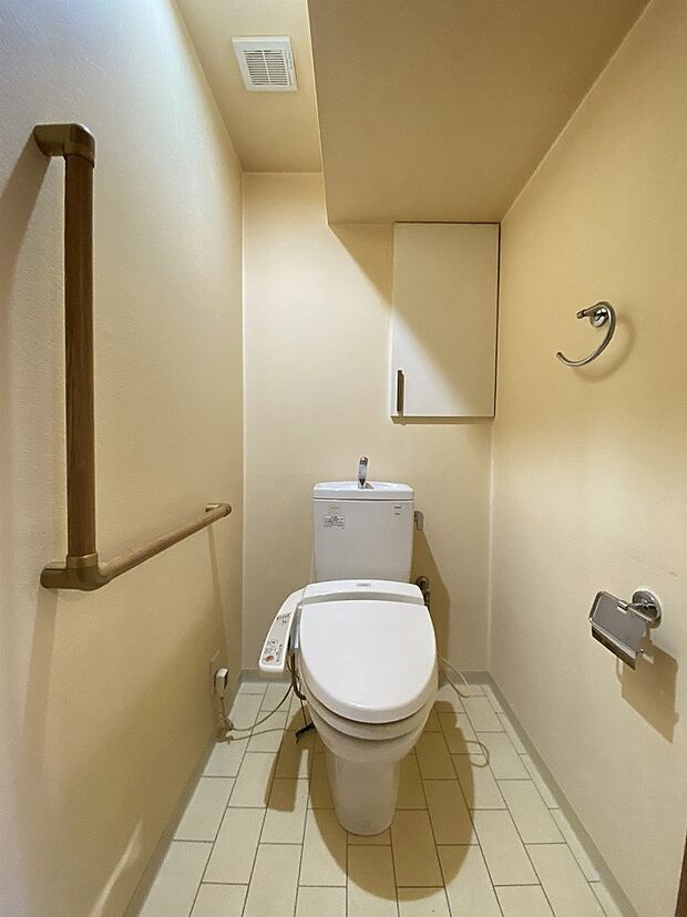 シンプルなデザインで、使い勝手や日々のお掃除もしやすいトイレです。収納もあるので、すっきりと片付けることができます。(2022年4月空室時撮影)