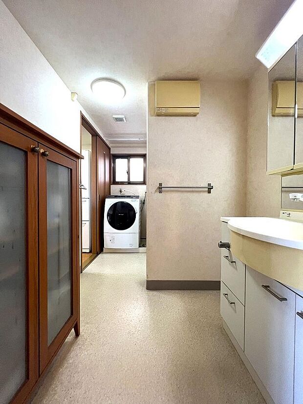廊下とキッチン、二ヵ所から出入り可能な洗面室。家事動線の考えられた間取りです。