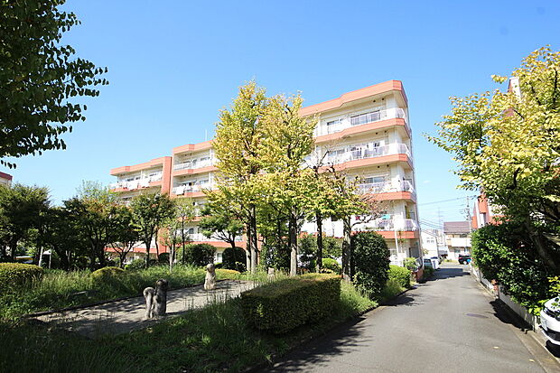京王線「平山城址公園」徒歩8分。緑いっぱいの木々に囲まれた、自然に癒されるマンションです。
