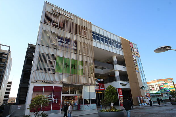 フレンテ南大沢　973ｍ　お肉のお店が集結した駅前ダイニングの東京ミートレアを軸に様々な商業施設が入居するフレンテ南大沢です。