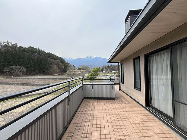 甲斐駒ヶ岳が眺められるテラスハウス。四季折々の景色が楽しめます。