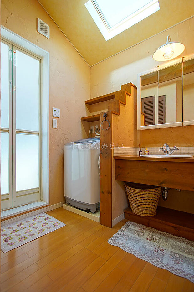 洗濯機置場には使いやすい棚も設置。洗面所にも天窓がある為明るいです