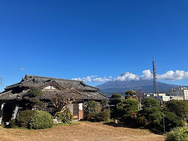             富士山望む八棟造の古民家
  