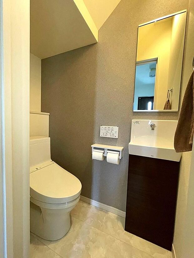 １階トイレは洗面台を付けて有ります。もちろん洗浄機能付きトイレです。