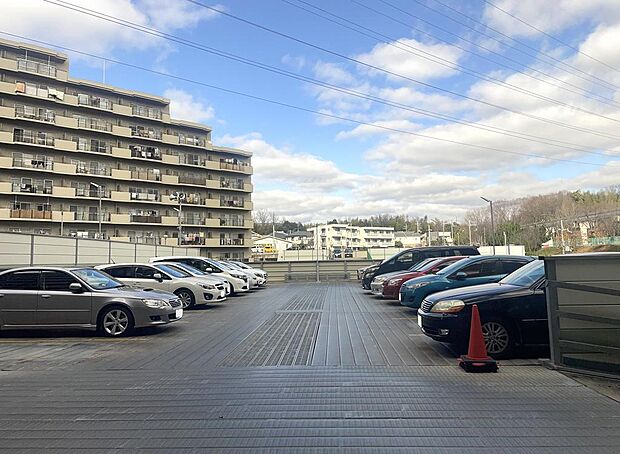 屋外に平面駐車場があります。屋外にバイク置き場があります。