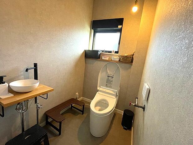 １階トイレ：手洗い場付トイレ♪ゆったりとしたスペースあるので小さいお子さんのトイトレもしやすいです♪