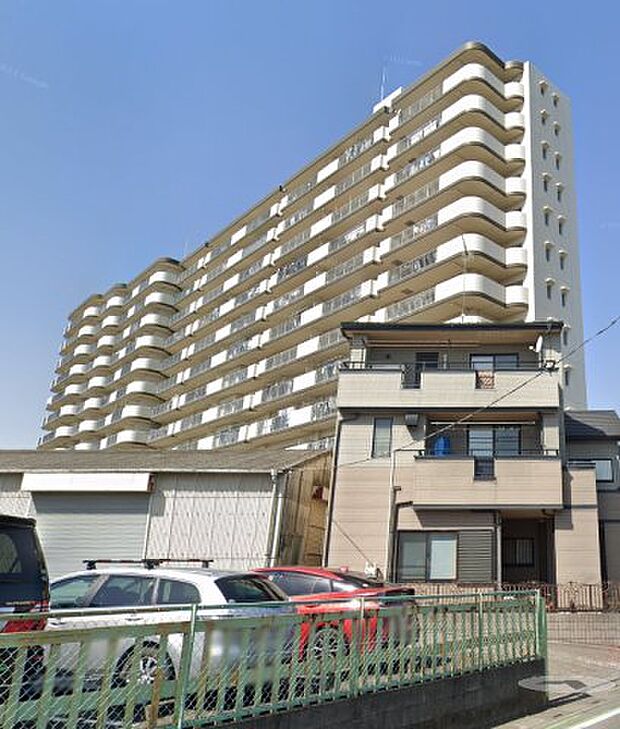 「メゾンドール鴻巣」13階建てマンション、JR高崎線「鴻巣」駅バス6分、「深井」より停歩4分の立地