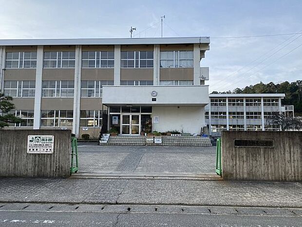 舞鶴市立倉梯第二小学校 徒歩2分。昭和49年に開校された小学校です。「自ら学び続ける意欲と思いやりの心をもち、たくましく生きる児童の育成」を教育目標とし、約200名の児童が通っています。 120m