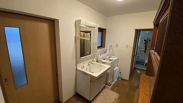 廊下に洗面所と洗濯機置き場があります。
