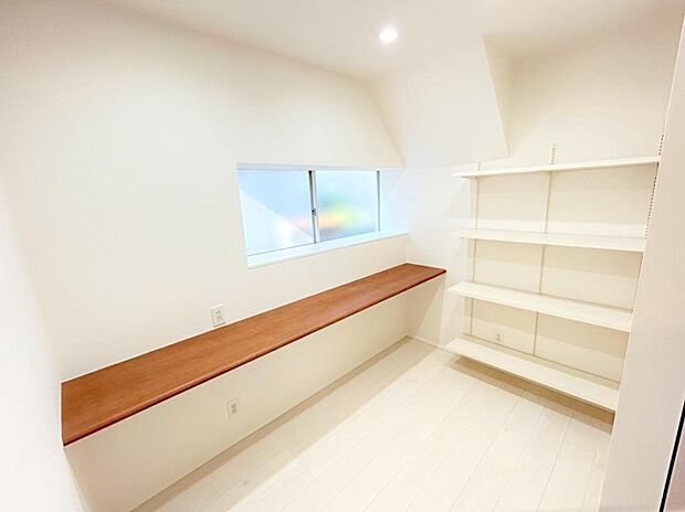 【リフォーム済】納戸スペースの写真です。書斎やワークスペースとしても使うことが出来ますよ。