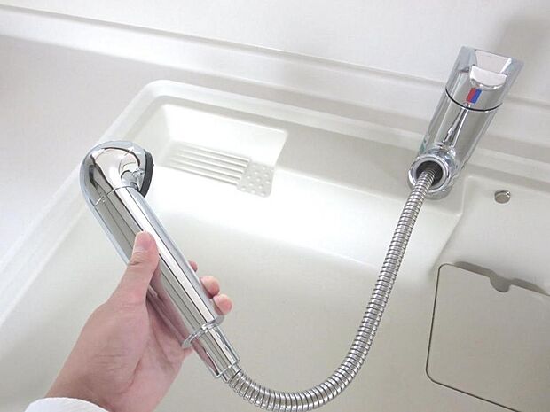 【同仕様写真】新品交換するキッチンの水栓金具はノズルが伸びてシンクのお手入れもラクラクです。水栓本体には浄水機能が内蔵されていて、おいしいお水をつくります。？？