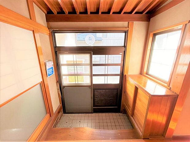 【リフォーム中】玄関内部のお写真です。玄関ドアは鍵交換し、玄関収納はクリーニングを行います。
