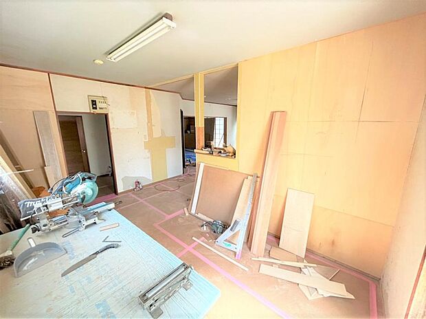 【リフォーム中】キッチンスペースを撮影しました。床はフローリング貼り、天井壁はクロス貼替を行います。キッチンは新品交換を行う予定です。