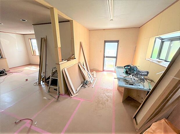 【リフォーム中】キッチンスペースを撮影しました。床はフロア貼り、天井壁はクロス貼替を行います。