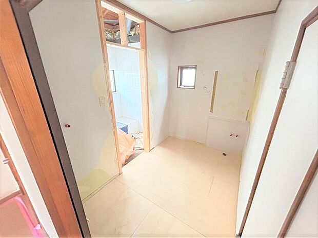 【リフォーム中】洗面室を撮影しました。床はクッションフロア貼り、天井壁はクロス貼替を行います。